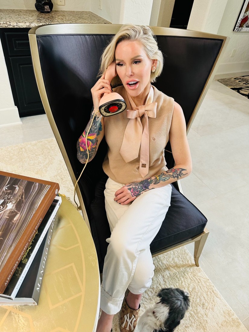 Model with vintage rotary phone